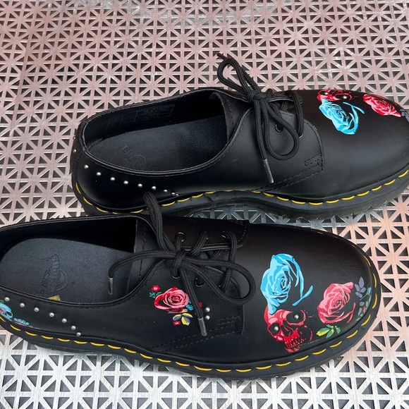 Doc Marten black  flowered lo tops, ladies size 9, Versatile Classic lace ups - Picture 2 of 12